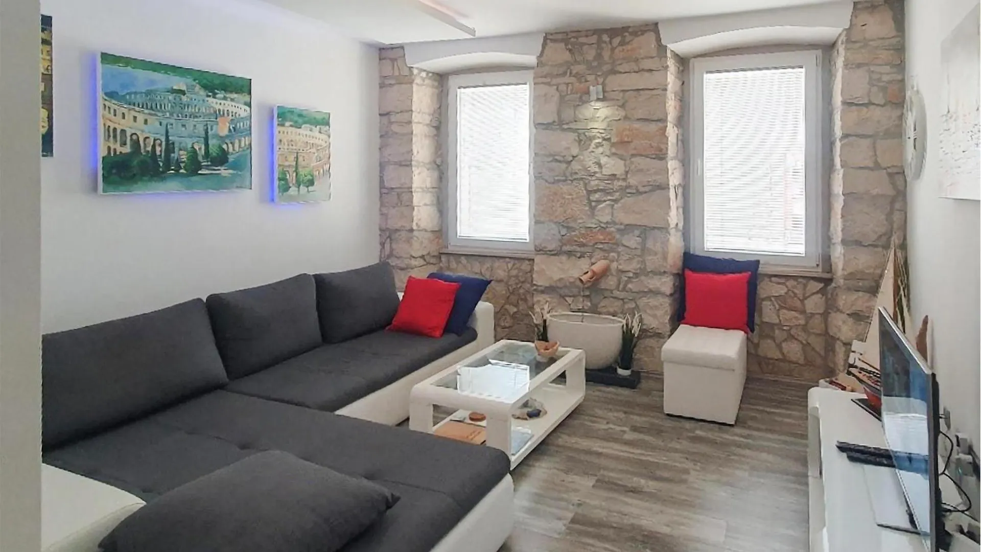 Beautiful Apartment In Pula With Wifi 0*,